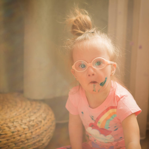 Menina com síndrome de Down coberto de tinta ao desenhar - Foto, Imagem