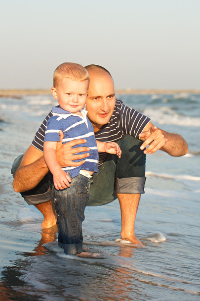 Отец и сын проводят время вместе в море
. - Фото, изображение