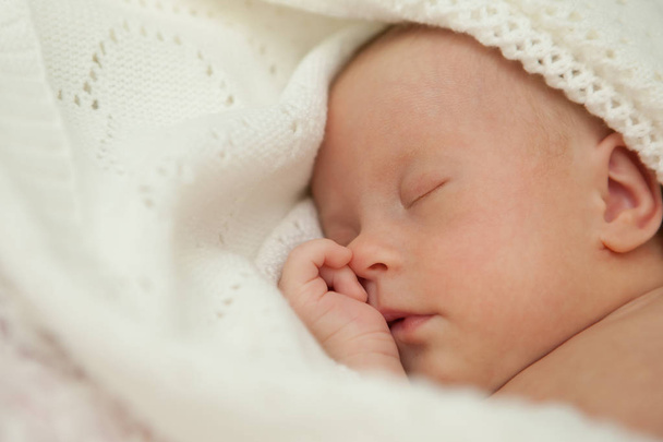 новонароджений з синдромом Дауна спить
 - Фото, зображення