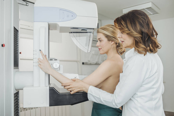 A woman having mammography examination at hospital. - Foto, Imagem