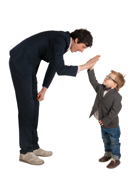 Hombre y niño estrechan las manos aislados en el blanco
 - Foto, imagen