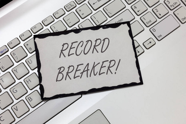Γραπτό σημείωμα που δείχνει Breaker ρεκόρ. Επαγγελματική φωτογραφία που δείχνει κάποιον ή κάτι που κερδίζει το προηγούμενο καλύτερο αποτέλεσμα  - Φωτογραφία, εικόνα