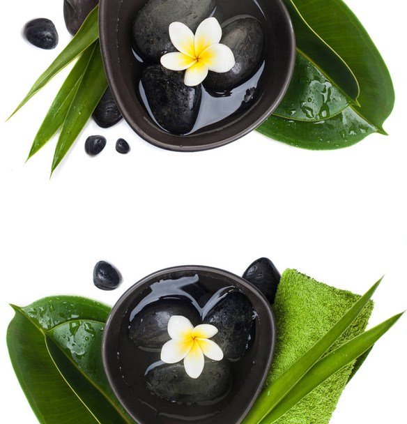 Вид зверху на спа-тропічні комплекти (каміння, рушники, листя, квіти) для здорової терапії
 - Фото, зображення