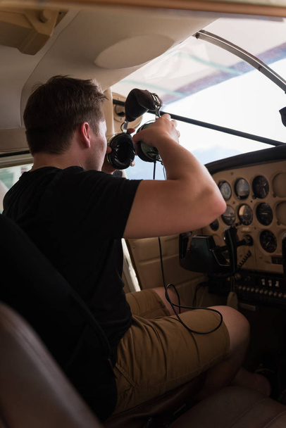 Вид збоку пілотного гарнітура в кабіні
 - Фото, зображення