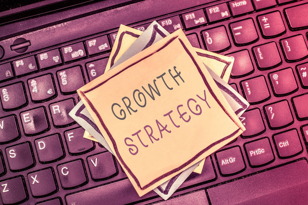 Signo de texto que muestra estrategia de crecimiento. Foto conceptual Estrategia dirigida a ganar una mayor cuota de mercado a corto plazo
 - Foto, imagen