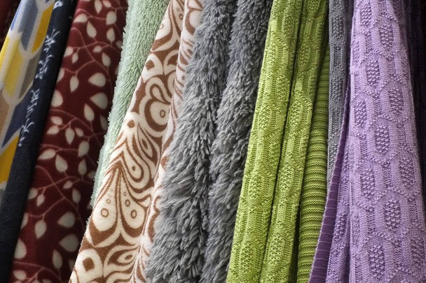Різні текстильні тканини на виставці в магазині
 - Фото, зображення