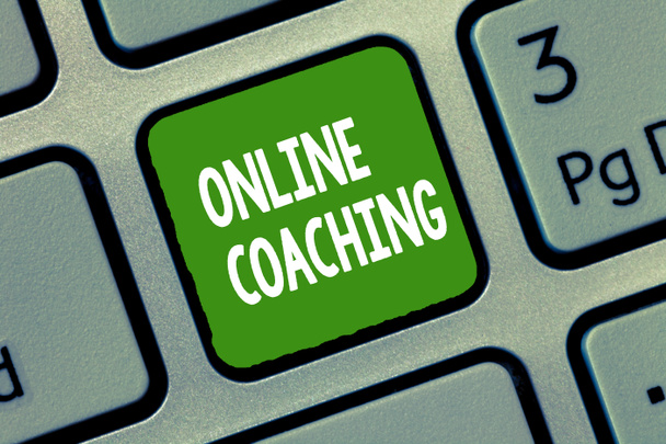 Texto de escritura en línea Coaching. Concepto que significa Aprender de Internet y en línea con la ayuda de un entrenador
 - Foto, Imagen