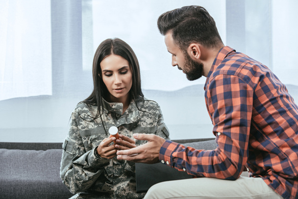 giving pirula jar női katona terápia során pszichiáter - Fotó, kép