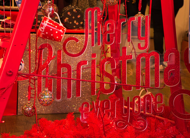 赤とピカピカのメリー クリスマス サイン - 写真・画像