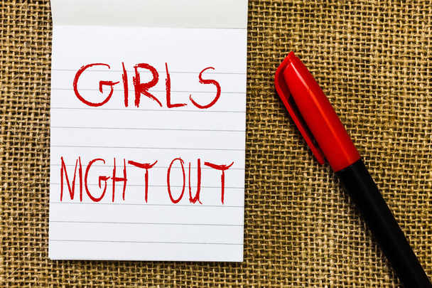 Texto de escritura Girls Night Out. Concepto que significa libertades y mentalidad libre para las niñas en la era moderna
 - Foto, imagen