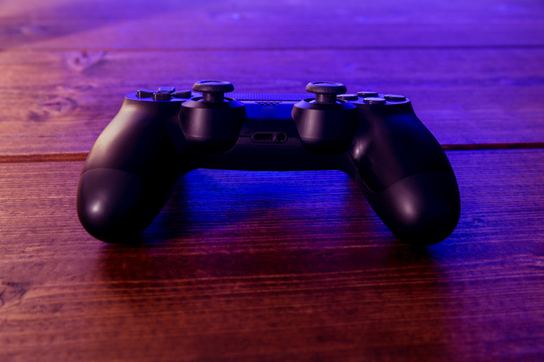 Videospiel-Controller bei Nacht mit Licht - Foto, Bild