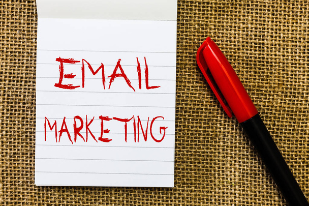 Rukopis textu Email Marketing. Koncept význam zaslání obchodního sdělení ke skupině lidí, kteří používají mail - Fotografie, Obrázek