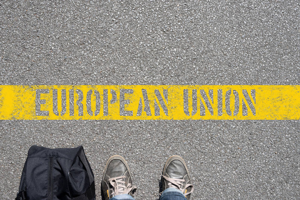 ein Mann mit einem Koffer steht an der Grenze der EU - Foto, Bild