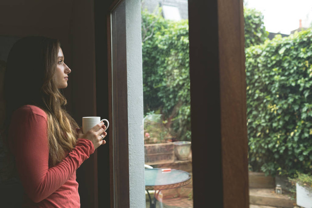Huomaavainen nainen kahvilla kotona
 - Valokuva, kuva