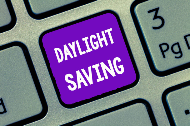 Handschrift tekst schrijven Daylight Saving. Concept betekent opslagtechnologieën die kunnen worden gebruikt om gegevens te beschermen - Foto, afbeelding