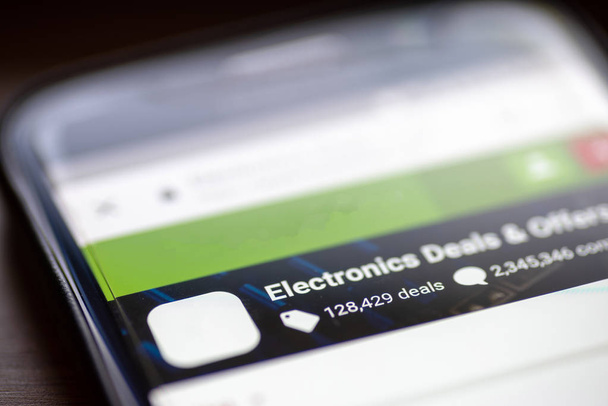 Elektronika zniżki i oferty kategorii przycisk łącza na app zakupów na smartphone ekranie zbliżenie - Zdjęcie, obraz