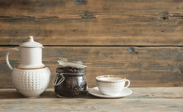 φλυτζάνι καφέ και συστατικών σε ξύλινες φόντο - Φωτογραφία, εικόνα
