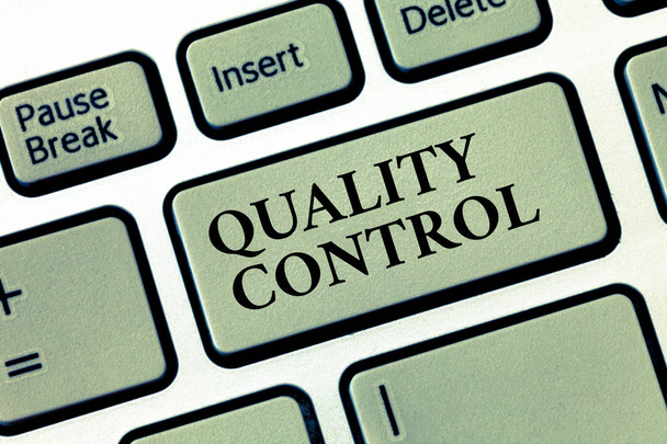 Manuscrito texto Controle de Qualidade. Conceito que significa garantir que o produto ou serviço vendido devido a padrões
 - Foto, Imagem