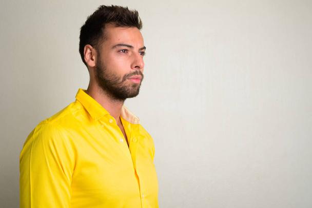 Estúdio tiro de jovem bonito barbudo empresário vestindo camisa amarela
 - Foto, Imagem