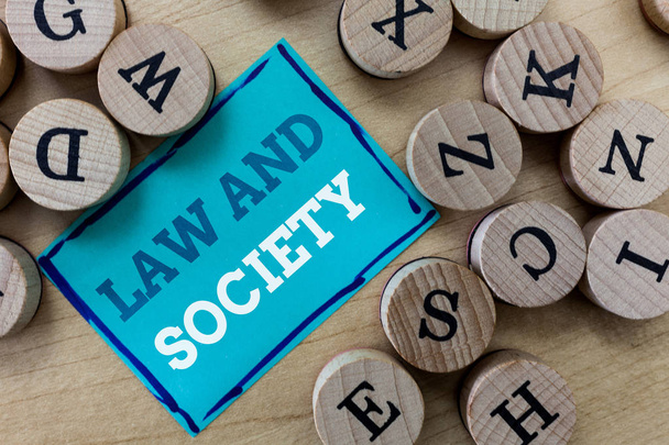 Σύνταξη σημείωσης δείχνει δίκαιο και κοινωνία. Επαγγελματίες φωτογραφία προβάλλοντας διεύθυνση την αμοιβαία σχέση μεταξύ του νόμου και της κοινωνίας - Φωτογραφία, εικόνα