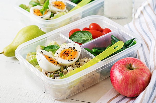 Вегетаріанська страва підготуйте контейнери з яйцями, паростками брюсселю, зеленою квасолею та помідорами на білому дерев'яному фоні
 - Фото, зображення