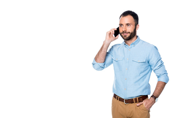 usmívající se muž mluví na smartphone izolované na bílém - Fotografie, Obrázek