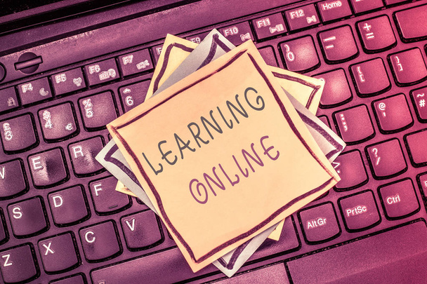 Textzeichen mit Learning Online. Konzeptfoto Lernen Sie mit Hilfe von Internet und Technologie etwas Neues - Foto, Bild