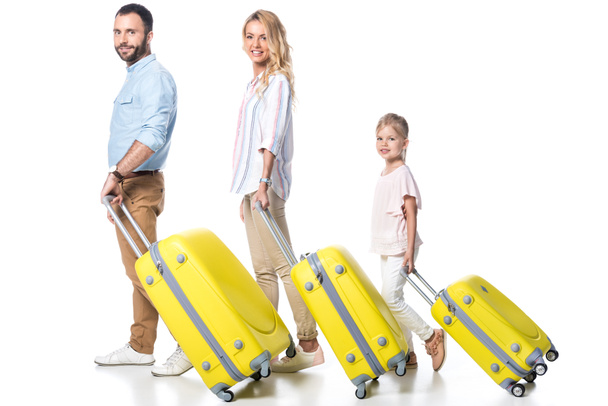 Πλάγια όψη της οικογένειας με κίτρινο ταξιδιωτικοί σάκοι που απομονώνονται σε λευκό - Φωτογραφία, εικόνα