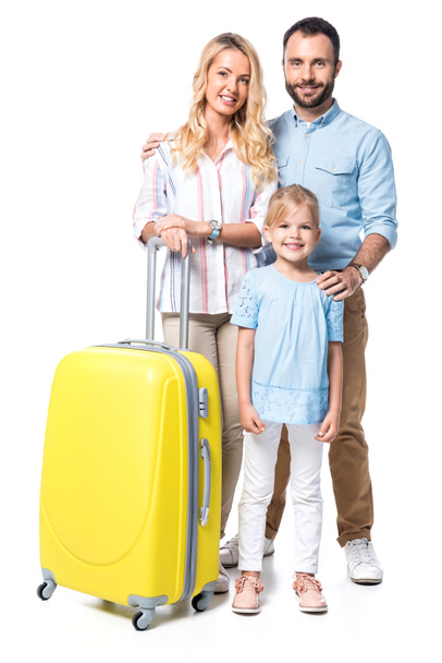 famille heureuse avec bagages jaunes isolés sur blanc
 - Photo, image