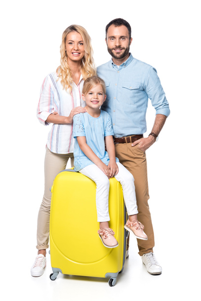 οικογένεια με κίτρινο βαλίτσες βλέπουν φωτογραφική μηχανή που απομονώνονται σε λευκό - Φωτογραφία, εικόνα