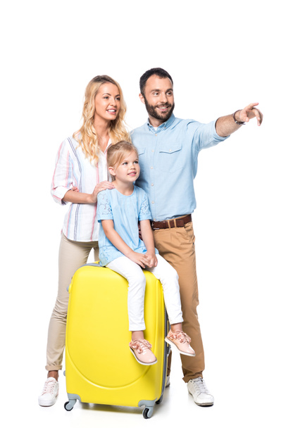 família sorridente com sacos de viagem amarelos isolados em branco
 - Foto, Imagem
