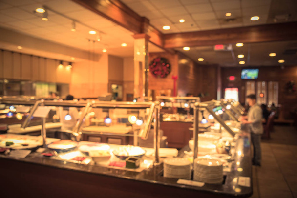 Vintage ύφος αφηρημένη θολή ιαπωνικό εστιατόριο με μπουφέ σούσι μπαρ πάγκο εσωτερικό με τους πελάτες που επιλέγουν σούσι, σασίμι και σεφ ετοιμάζει να σερβίρουν φαγητό. Φαγητό μπουφέ και πάρτυ ανταλλαγής έννοια - Φωτογραφία, εικόνα