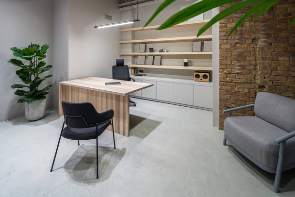 Stijlvol kantoor in loft-stijl met grijze wanden - Foto, afbeelding
