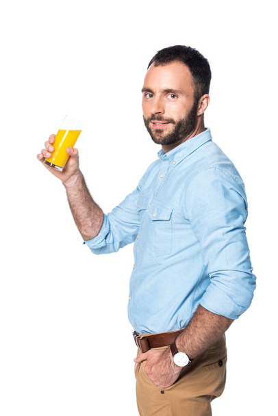 homem segurando vidro com suco de laranja isolado no branco
 - Foto, Imagem