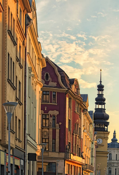 Casas de alquiler coloridas y antiguo ayuntamiento en la plaza Masaryk en Ostrava durante el atardecer de verano. República Checa
. - Foto, Imagen