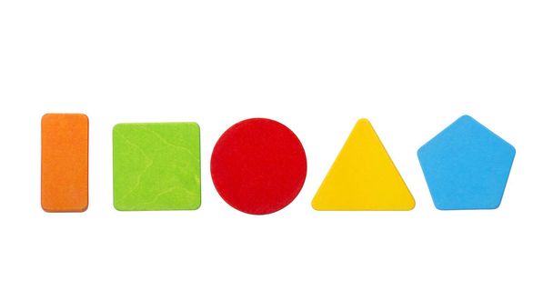 Blocos de brinquedo de madeira coloridos em formas geométricas. Retângulo laranja, quadrado verde, círculo vermelho, triângulo amarelo e pentágono azul no fundo branco
. - Foto, Imagem