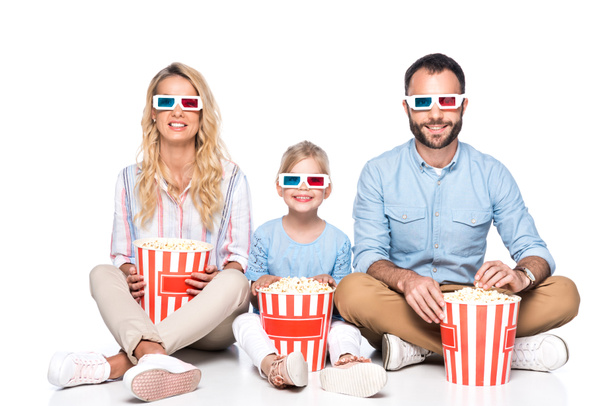 šťastná rodina s popcorn izolované na bílém - Fotografie, Obrázek