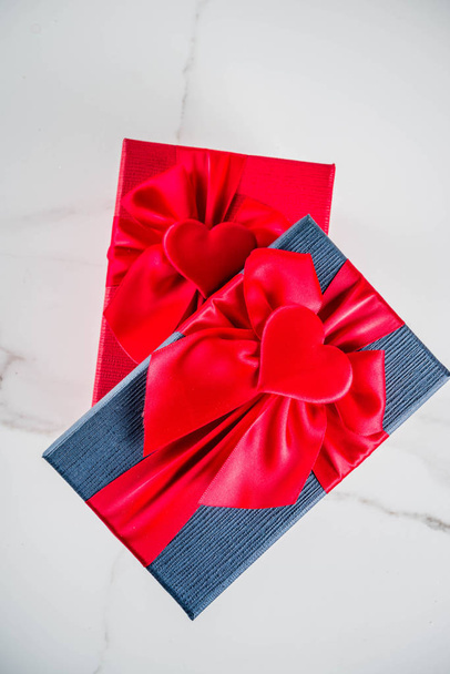 Cajas de regalo románticas de San Valentín con decoración de cintas atadas al corazón, espacio de copia de vista superior
 - Foto, Imagen