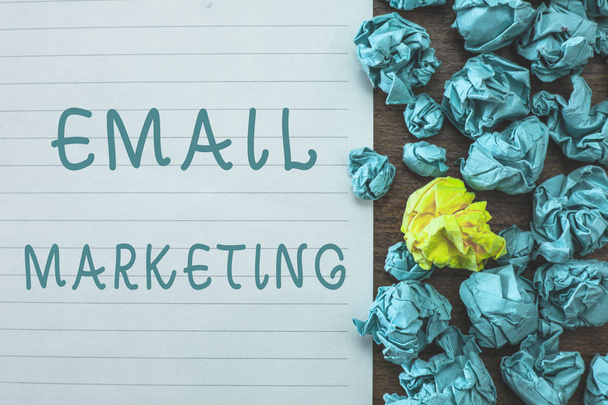 Escritura manual conceptual mostrando Email Marketing. Texto de la foto de negocios Enviar un mensaje comercial a un grupo de personas por correo
 - Foto, Imagen