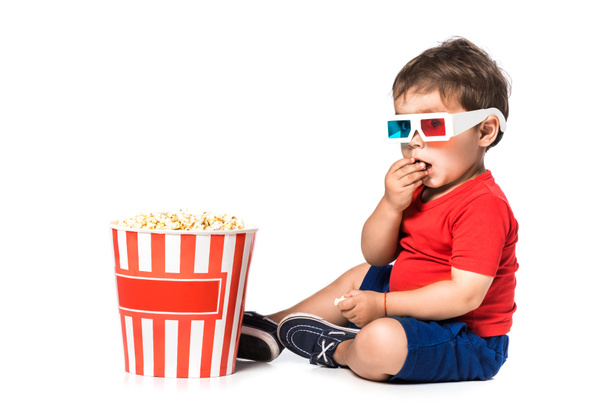 мальчик ест попкорн и 3D очки изолированы на белом
 - Фото, изображение
