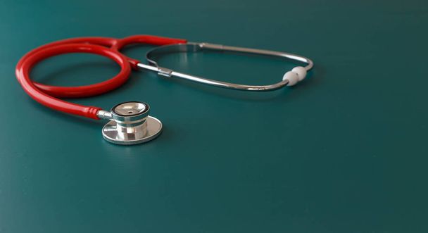 Rode stethoscoop voor dokter om te controleren uw gezondheid - Foto, afbeelding