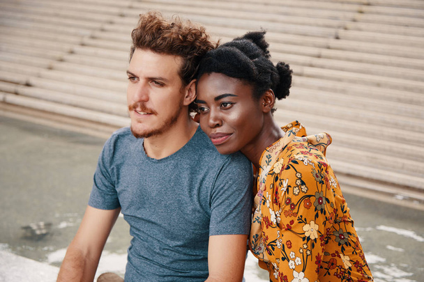 Siyah kadın ve aşık beyaz adam - Fotoğraf, Görsel