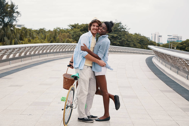 coppia multietnica innamorata della bicicletta
  - Foto, immagini
