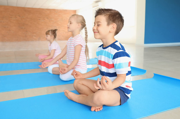 Kleine Kinder üben Yoga im Haus - Foto, Bild