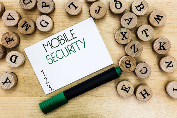 Escribiendo una nota que muestra Mobile Security. Exhibición de fotos comerciales Protección del teléfono móvil frente a amenazas y vulnerabilidades
 - Foto, Imagen