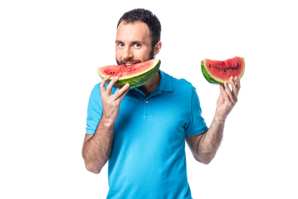 homem comendo melancia e olhando para a câmera isolada no branco
 - Foto, Imagem