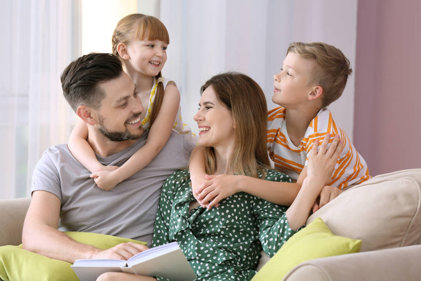 Onnellinen perheen lukeminen kirja yhdessä kotona
 - Valokuva, kuva