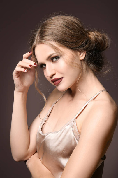 Módní mladá žena s krásnou manikúru na barvu pozadí - Fotografie, Obrázek