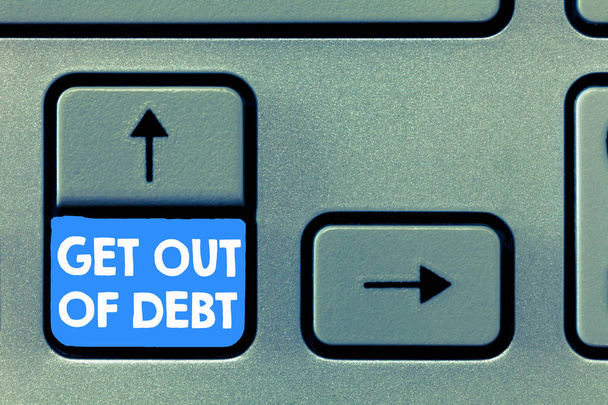 Escrevendo uma nota mostrando Get Out Of Debt. Foto de negócios mostrando nenhuma perspectiva de ser pago mais e livre de dívidas
 - Foto, Imagem