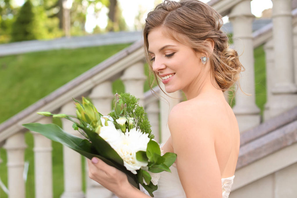 Красива молода наречена з весільним букетом на відкритому повітрі
 - Фото, зображення
